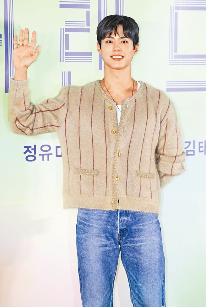 朴宝剑以一身Celine大地色系的针织上衣与丹寧裤出席记者会。（Celine提供）