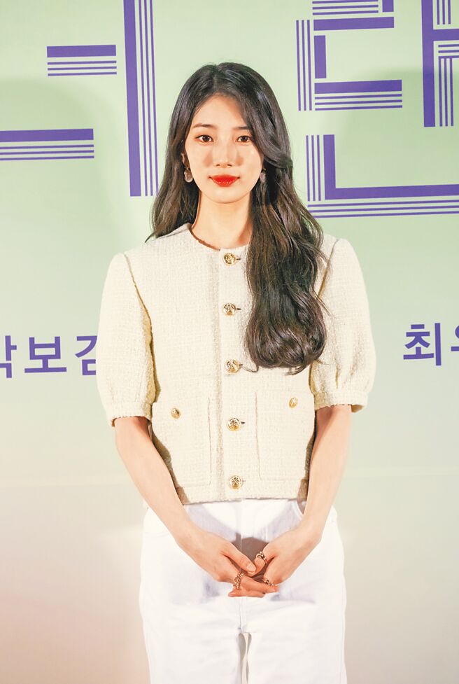 秀智以接近的Celine大地色系套装出席活动。（Celine提供）