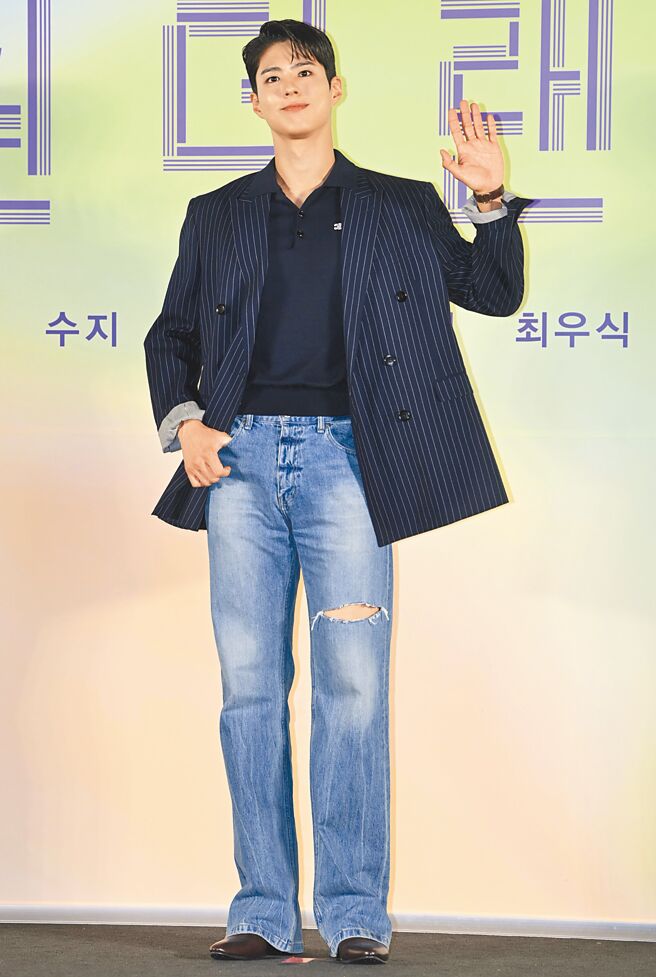 朴宝剑出席活动时，以简单的Celine黑色条纹西装夹克登台，搭配丹寧裤打造休閒感。（Celine提供）