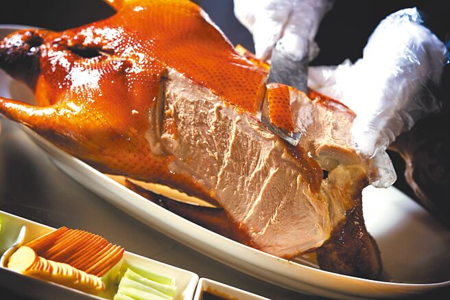 硕大肥美的「潮萃火焰濑尿烧鹅」酒香入皮、肉质细嫩多汁。（潮品集．潮坊提供）