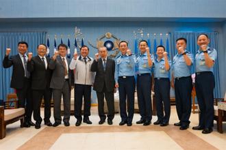 軍友社榮譽理事長李棟樑慰訪空軍 表達誠摯敬意