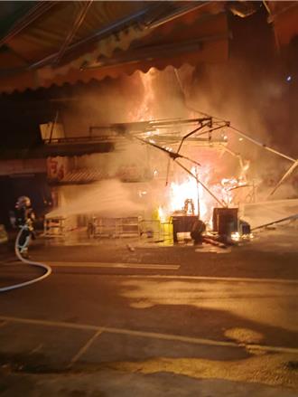 台中水湳市場暗夜大火   多家攤位全面燃燒景象駭人