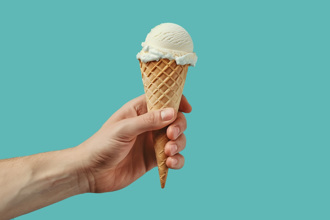 甜筒加料！医生一咬吐出「硬物」 竟有指甲和指纹