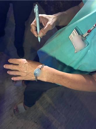 失智男暗夜迷途逛大街   愛心手鍊立大功助返家