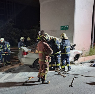 台65線「逆向肇逃」！轎車撞橋墩起火 駕駛血流滿臉慘死