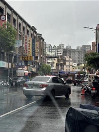 馬路他家的？高雄轎車違停一次擋2車道   網酸：要有同理心