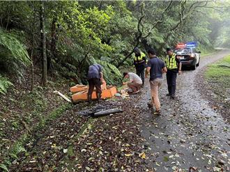 環保蟑螂載廢棄物亂丟基隆山區    警方透過紙箱揪出元凶