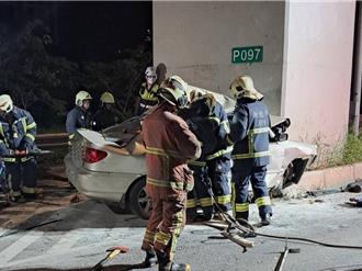 台65線匝道死亡車禍！自小客逆向撞橋墩起火駕駛身亡  