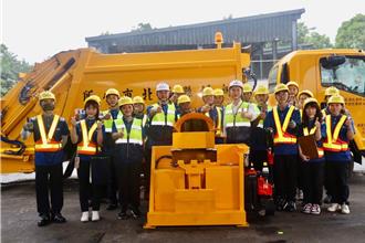 竹北清潔隊研發移動式廚餘傾倒機 改善外溢、降低工傷機率