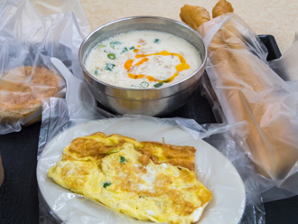 代价很大！70岁拾荒翁太饿 见机车挂「烧饼油条」顺手牵羊惨了