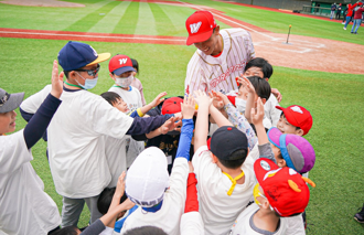 向警察致敬! 頂新和德文教基金會   招待500警務家庭觀賞棒球賽