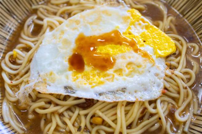 蛋价不断下跌，但许多餐饮业加蛋仍维持在20元的高价，引起民怨。（示意图。shutterstock／达志）