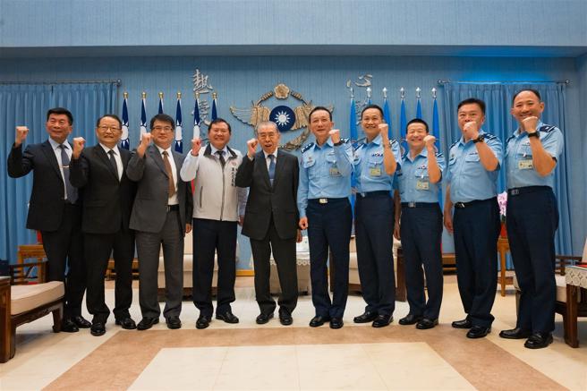  李栋梁昨日亲赴空军司令部实施敬军慰问，并代表社会各界，表达对官兵的支持与鼓励。（记者李德威摄）