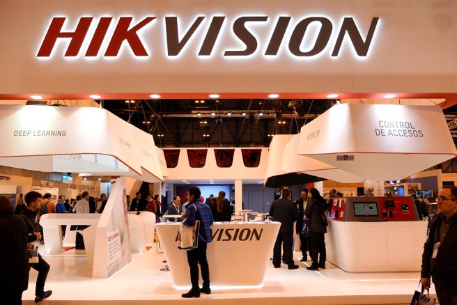 海康威视是中国大陆制造销售电子监控设备的龙头企业，在世界各国都有极可观的市占率，但因为与中共官方关系密切，被美国列入禁制实体清单。图为海康威视参加西班牙安全防务展。（图／新华社）