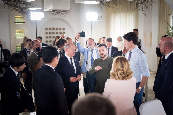 G7提供乌克兰逾1.6兆贷款。图为乌克兰总统泽伦斯基亲自与会与其他领导人互动。(图/路透)