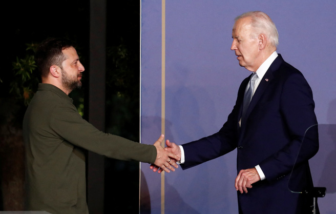 G7領袖年度峰會，與會的美國總統拜登與烏克蘭總統澤倫斯基簽署一份為期10年的雙邊安全協議。(圖/路透)
