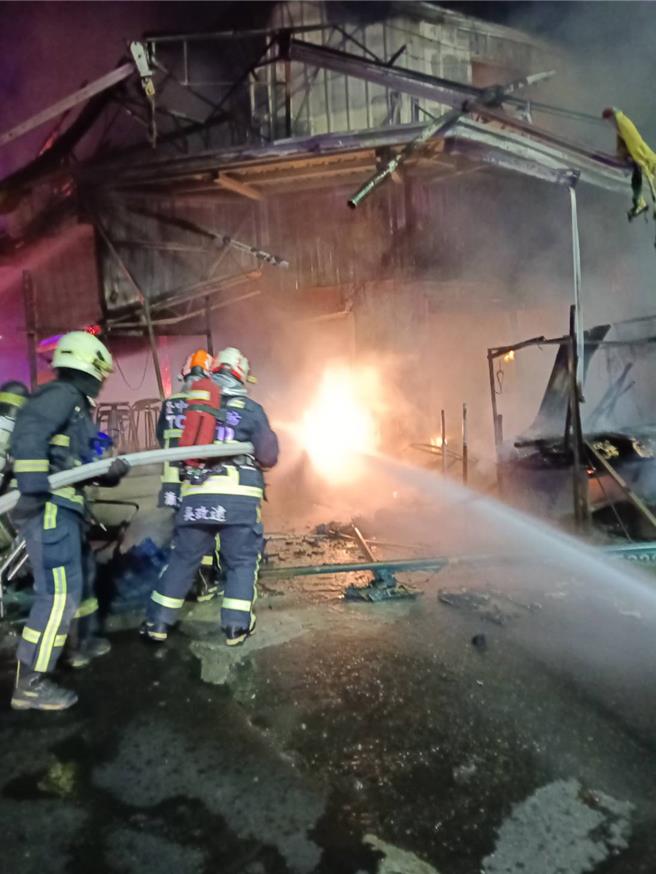 台中市水湳市场14日凌晨发生火警。（台中市消防局提供）