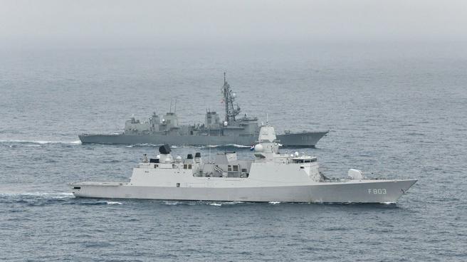  「特羅普號」（下）9日與海自護衛艦「曙號」合作，首度舉行海上聯演。（取自海上自衛隊「X」帳號）