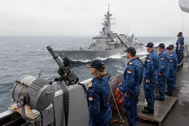  「特羅普號」在九州海域與護衛艦「曙號」舉行聯演，對深化日荷安全合作，意義重大。
（取自海上自衛隊「X」帳號）