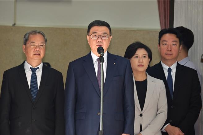 有台灣居民將58件淫穢物品攜帶到南京參加藝術市集活動，公然進行展播觸法。卓榮泰又何必喋喋不休地「提醒台灣民眾赴中旅遊，還是注意人身安全」？（行政院提供）