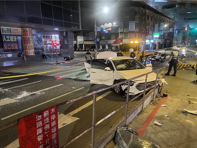 王姓诈欺通缉犯14日凌晨，驾车搭载41岁宋姓女性友人拒检逃窜，连闯数个红灯，于捷运景安站撞上1部机车，导致舒姓骑士脑出血。（中和警分局提供）