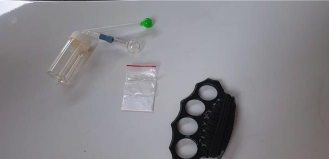 警方在王男车内起获毒品、吸食器、手指虎等物。（中和警分局提供）