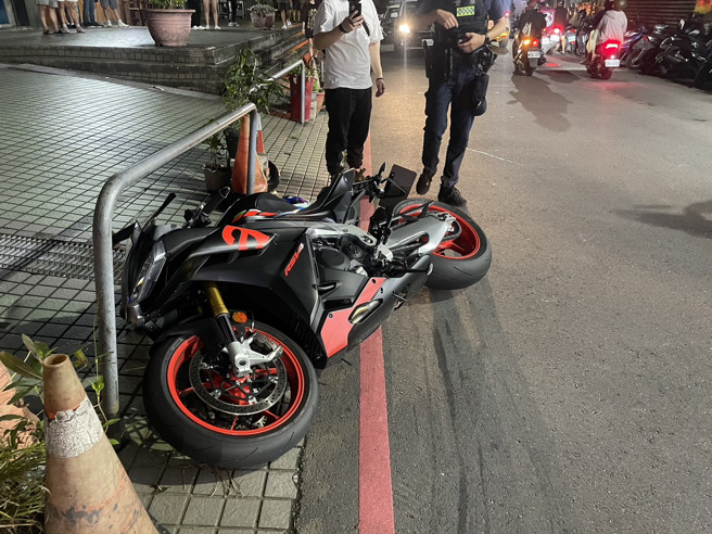 周男情緒激動推倒重機，造成大型重機有輕微車損。( 葉庭欣/翻攝 )