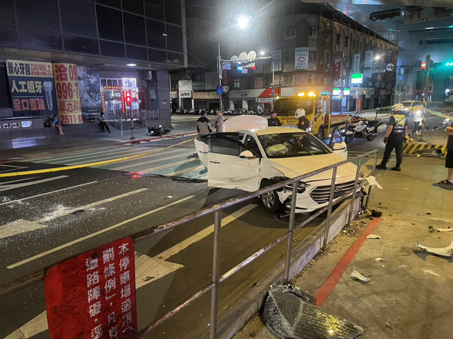 中和分局经查，该自小客车驾驶人王嫌为通缉犯，且于车上发现毒品、吸食器等违禁品。（图 / 警方提供）