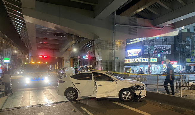 驾驶逃逸后，员警见状随即尾随其后展开追捕。（图 / 警方提供）