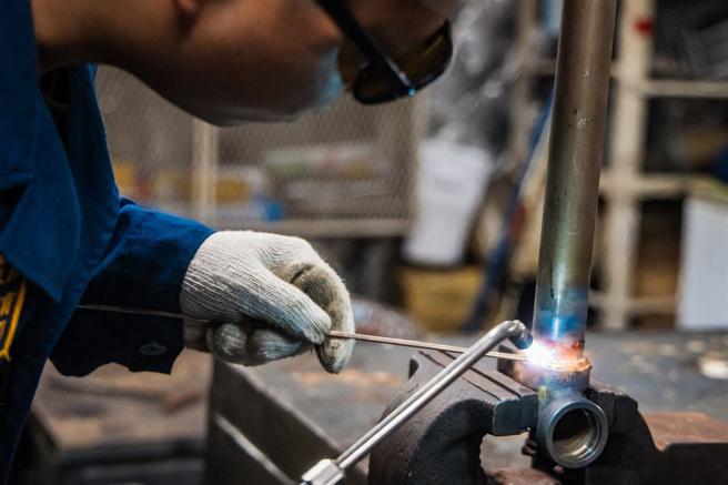  廠修小組官兵於國外航訓期間，透過電焊等工具，提供專業修護能量。（記者李德威攝）