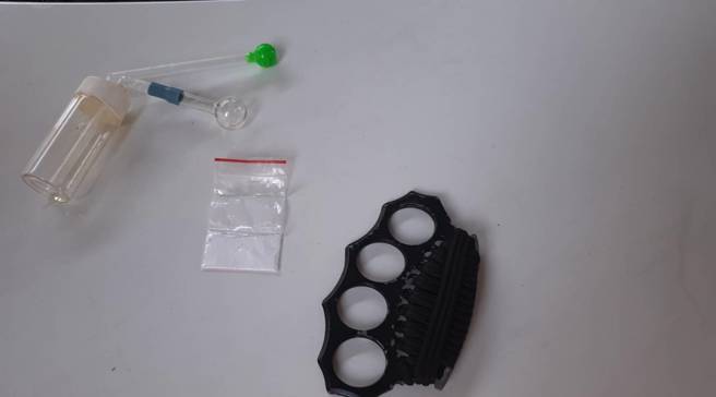 警方从肇事车辆上车上发现毒品、吸食器等违禁品。（图 / 警方提供）