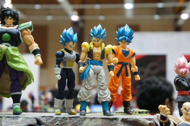 街上正妹流行穿瑜珈裤配长白袜，有人认为很像超级赛亚人的打扮。（示意图：shutterstock／达志）