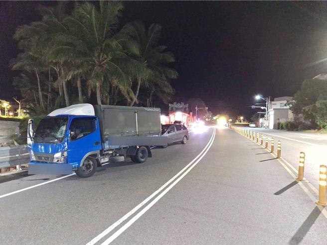 台东县大武乡尚武路段昨夜发生行人遭小货车、轿车撞击意外。（大武警分局提供／蔡旻妤台东传真）