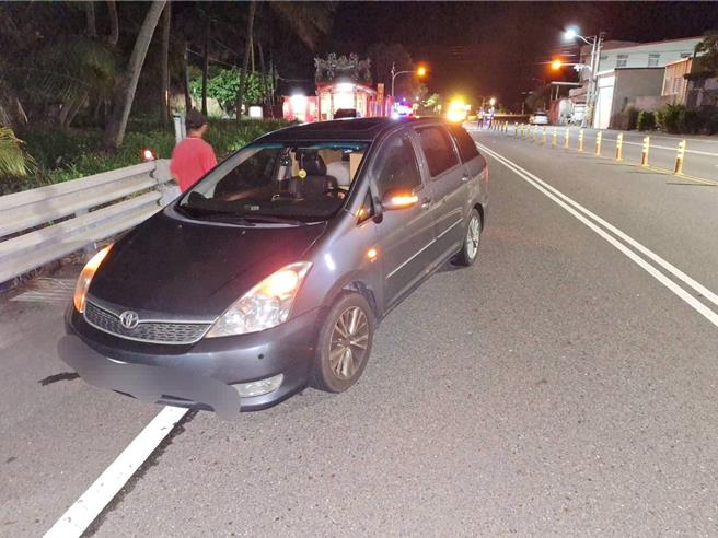 台东县大武乡尚武路段昨夜发生行人遭小货车、轿车撞击意外。（大武警分局提供／蔡旻妤台东传真）