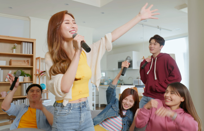 雙子、獅子、水瓶座雖然人前活潑開朗，但其實私下安靜，很享受獨處。(圖:shutterstock/達志)