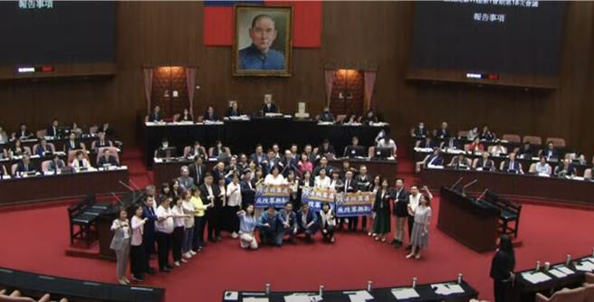 国民党立委游颢等人提出为救国团解套的「政党及其附随组织不当取得财产处理条例修正草案」，蓝党团再度闯关，在人数优势下，绿营的退回提议以49比52票不通过，全案一读，付委审查。（翻摄自国会频道）