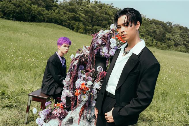 高尔宣(右)与派伟俊合体拍摄抒情饶舌〈Hold on〉ＭＶ。(龙大谢音乐提供)