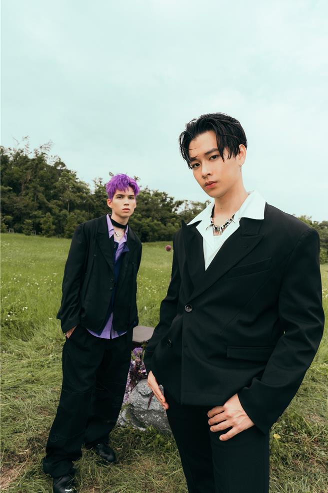  高尔宣(右)与派伟俊合体拍摄抒情饶舌〈Hold on〉ＭＶ。(龙大谢音乐提供)