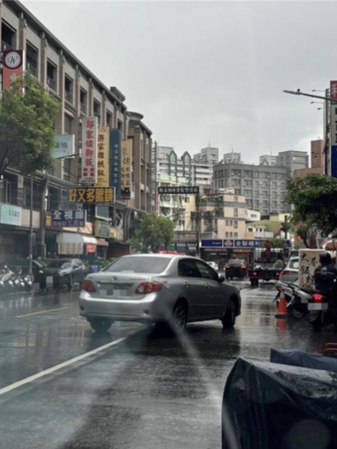 高雄一輛轎車橫跨2車道違停，讓網友狂酸「政府德政」、「甘苦人，要有同理心」，警方說恐已違反道交條例。（翻攝自PTT「高雄板」／任義宇高雄傳真）