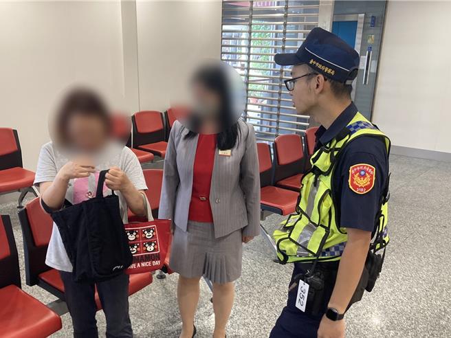 台中林婦（左一）近日慌張到銀行要領空帳戶內款項，稱接到通知稱她的帳戶涉洗錢，「八號分機」的制服員警並以「視訊」製作筆錄，稱帳戶即將凍結。行員察覺有異通報警方，員警到場澄清，及時阻詐。（警方提供／陳淑芬台中傳真）