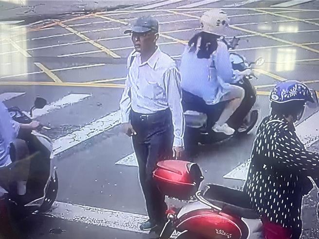 彰化市大埔路商圈近日惊传白昼窃案，1名白髮苍苍的男子偷走臭臭锅柜台内的1万6500元现金后，从容步行离开。（民眾提供／孙英哲彰化传真）