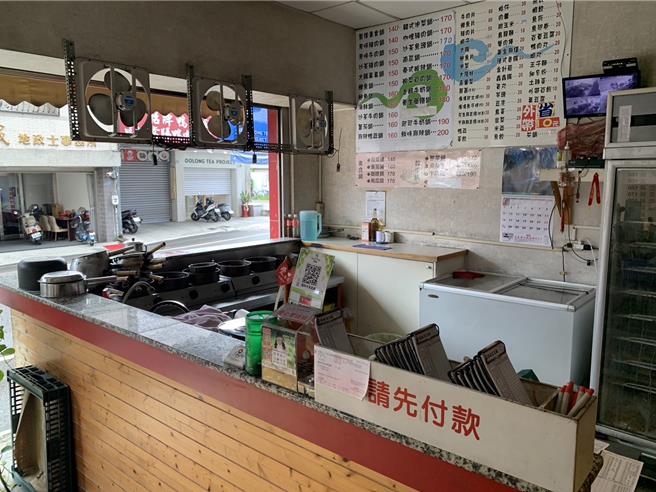 彰化市大埔路商圈近日惊传白昼窃案，1名白髮苍苍的男子偷走臭臭锅柜台内的1万6500元现金后，从容步行离开。（民眾提供／孙英哲彰化传真）