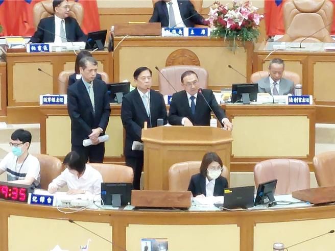 民進黨新北市議員周雅玲今在議會總質詢，盼市府補助偏鄉司機，新北市長侯友宜說，今年會請交通局就此通盤性檢討。（陳慰慈攝）