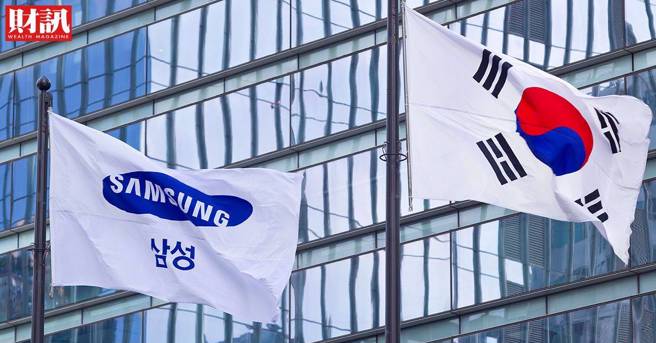 身穿黑衣，一字排开，5月29日上午，韩国三星电子旗下规模最大工会「全国三星电子工会」（NSEU）成员，在首尔市瑞草区三星电子总部大楼前，拉布条抗议，控诉资方忽视劳工权益，导致薪资谈判失败，呼吁工会成员于6月7日「集体特休」。(图/财讯提供)