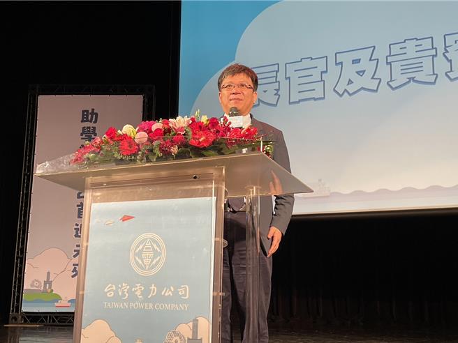 台電董事長曾文生14日前往高雄社教館參加「夢想併聯2024台電獎助學金頒獎典禮」。（洪浩軒攝）