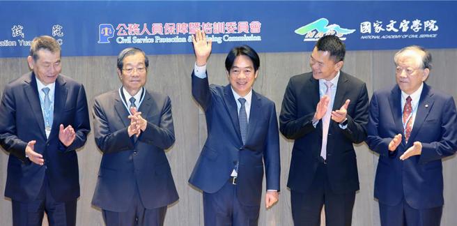 赖清德总统（中）14日出席高阶文官培训飞跃方案开训典礼，并向来宾挥手致意。（范扬光摄）