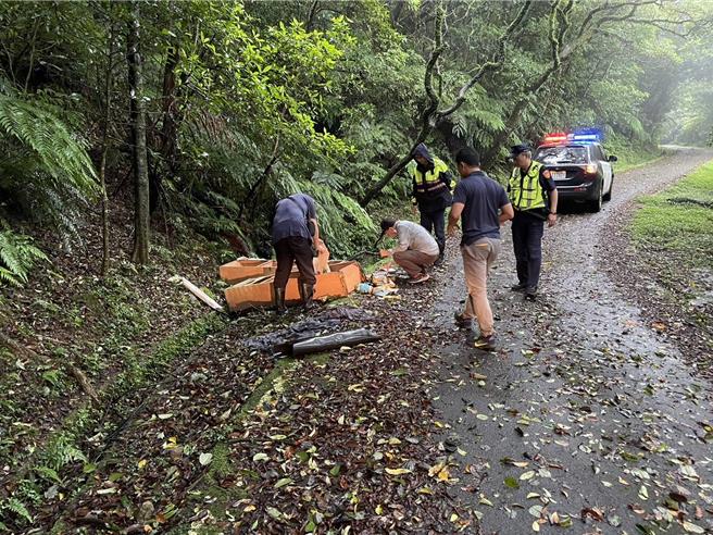 基隆市员警于七堵友蚋山区巡逻时，发现有书柜和沙发等废弃物，员警抽丝剥茧从纸箱追查到「环保蟑螂」庄男，假冒清运业者将废弃物乱倒。（基隆市警察局提供／徐佑升基隆传真）