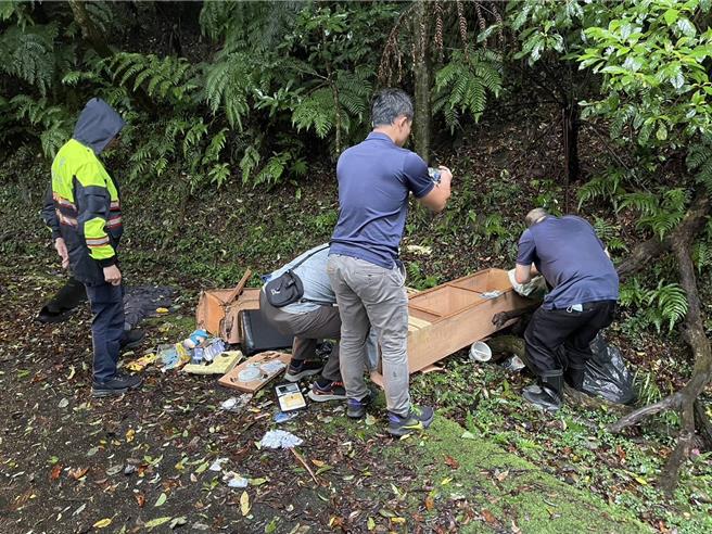 基隆市员警于七堵友蚋山区巡逻时，发现有书柜和沙发等废弃物，员警抽丝剥茧从纸箱追查到「环保蟑螂」庄男，假冒清运业者将废弃物乱倒。（基隆市警察局提供／徐佑升基隆传真）