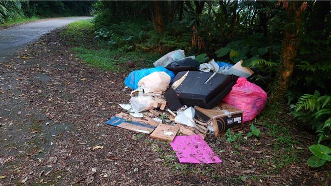 基隆市员警于七堵友蚋山区巡逻时，发现有书柜和沙发等废弃物，员警抽丝剥茧从纸箱追查到「环保蟑螂」庄男，假冒清运业者将废弃物乱倒。（基隆市警察局提供／徐佑升基隆传真）