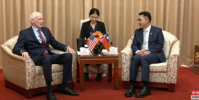 立法院副院长江启臣今（14日）接见美国在台协会（AIT）前主席莫健。（取自中时新闻网直播）